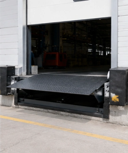 Dock Leveler pada area loading bay untuk menunjang aktivitas logistik dan distribusi barang.
