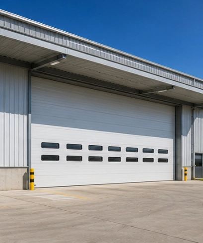 Insulated Overhead Sectional Door pada clean room untuk membantu menjaga kebersihan dan kestabilan lingkungan kerja.