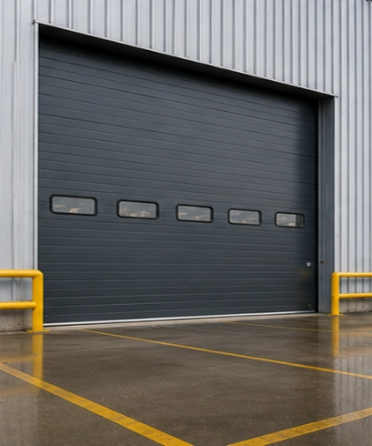 Insulated Overhead Sectional Door pada fasilitas farmasi untuk menjaga kebersihan dan kestabilan lingkungan produksi.
