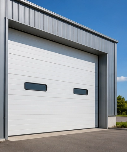 Insulated Overhead Sectional Door pada pabrik manufaktur untuk mendukung proses produksi yang lebih efisien.