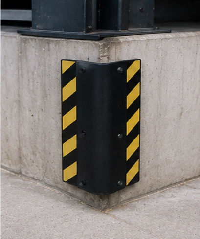 Dock Corner Protector pada loading dock untuk melindungi sudut bangunan dari benturan kendaraan.