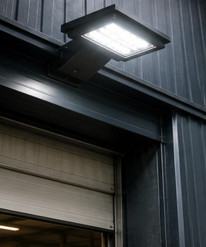 Dock LED Light pada loading dock untuk memberikan pencahayaan yang optimal selama proses bongkar muat.
